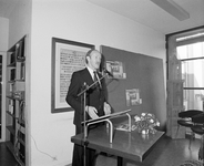 102699 Afbeelding van gemeentearchivaris dr. J.E.A.L. Struick tijdens zijn welkomstwoord bij de opening van de ...